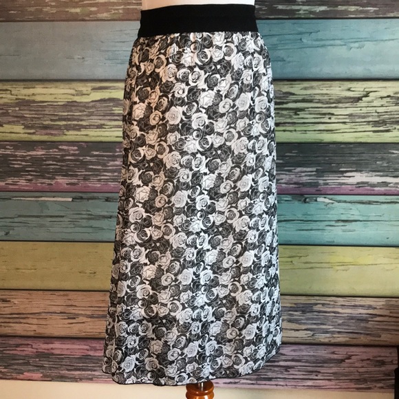Lularoe Lola “Disney” roses skirt